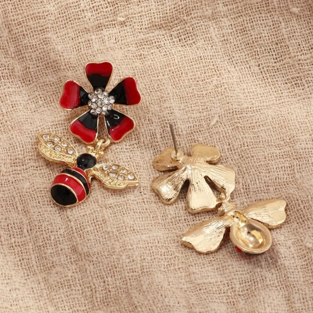 π Bee And Flower Stud Earrings π - Picture 2 of 3